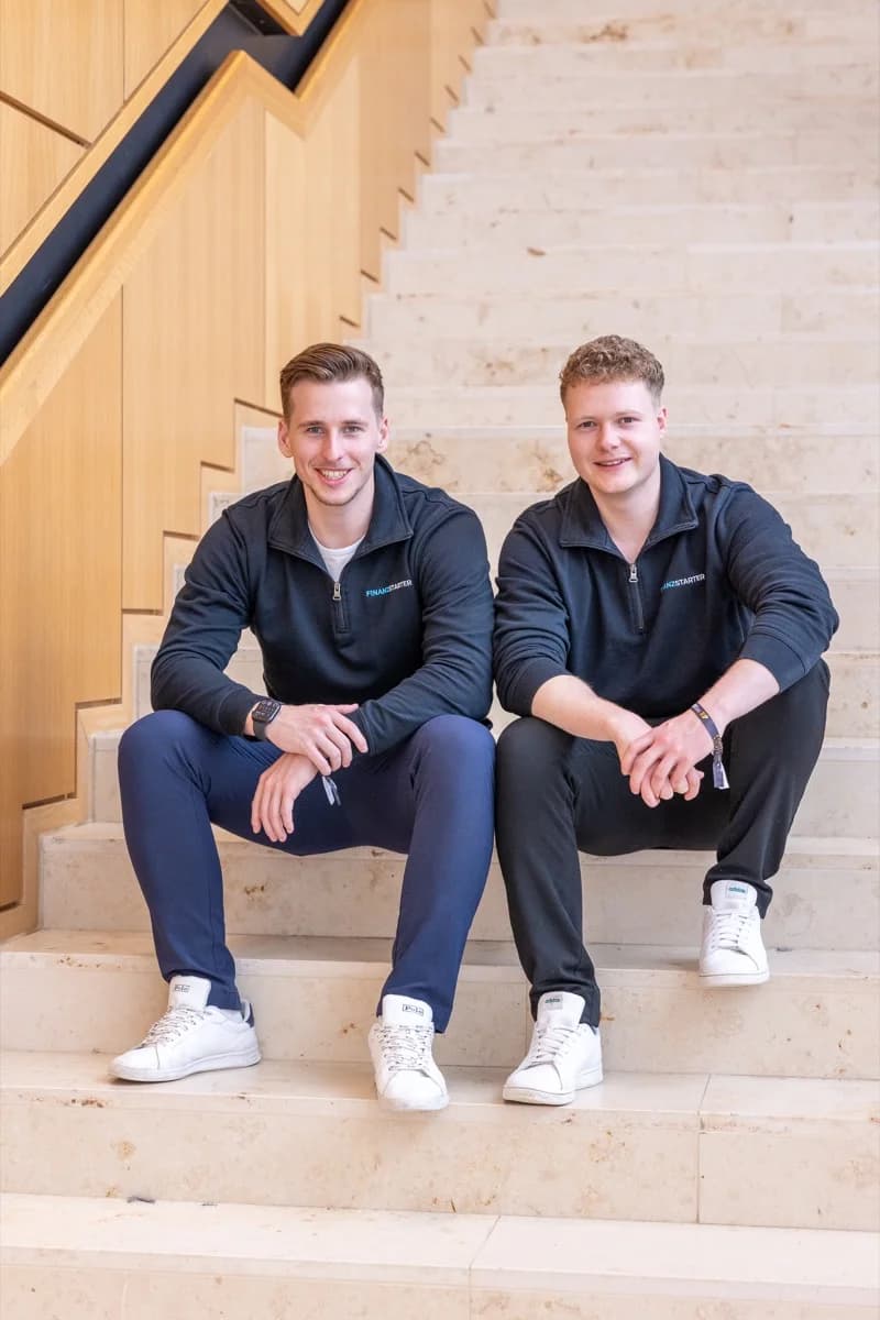 Philipp Berner und Tim Thöne auf einer Treppe